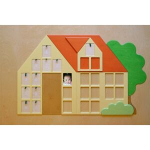 Segna presenze Cascina tematico a 25 posti personalizzabile 165 x 100 cm By Habitat per Bambini di 2H arredi per asilo
