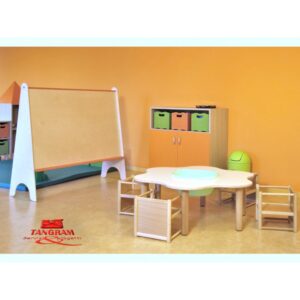 Tavolo Iris sagomato bilaminato con foro centrale con vasca in plastica By Habitat per Bambini di 2H arredi per asilo